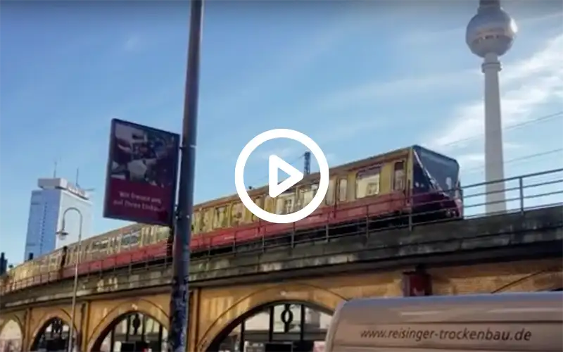 Vorschaubild Video: S-Bahn auf Trasse vor Fernsehturm am Alexanderplatz